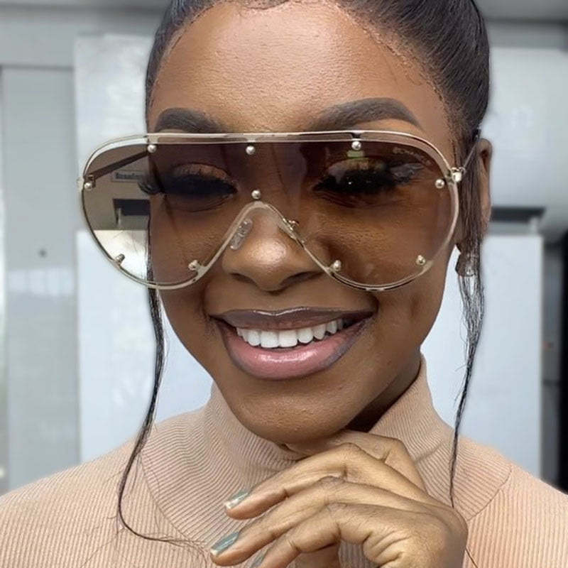 Dame moteriktig oversized solbrille i stilig retro-design Skanto