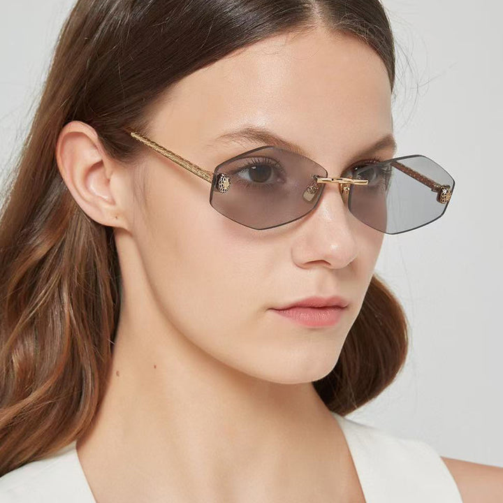 Dame geometrisk solbrille i moderne design med elegant metallramme Skanto