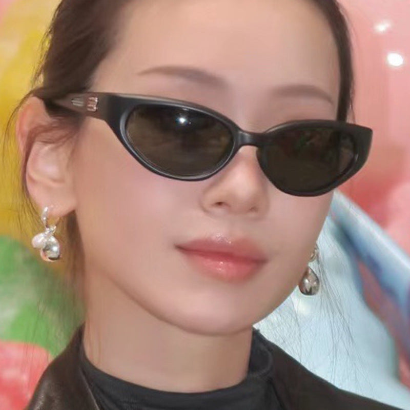 Damer ekstravagant solbrille med buet design Skanto