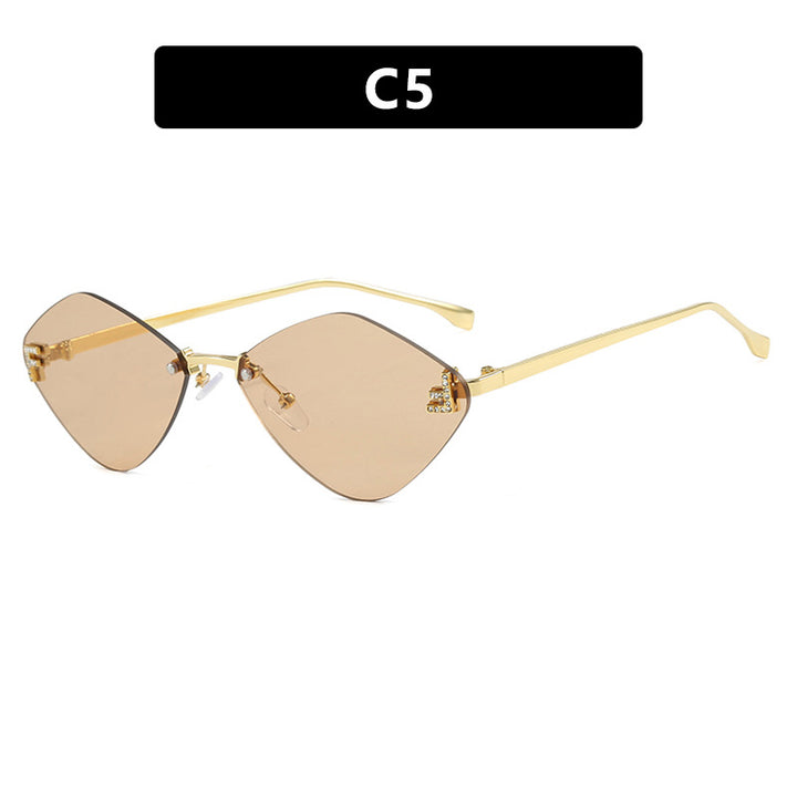 Dame geometrisk solbrille i ekstravagant design med gradiertede glass Skanto