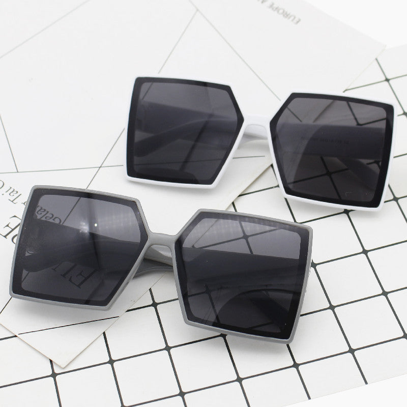 Dame Mote Oversized Solbriller med kantet design Skanto