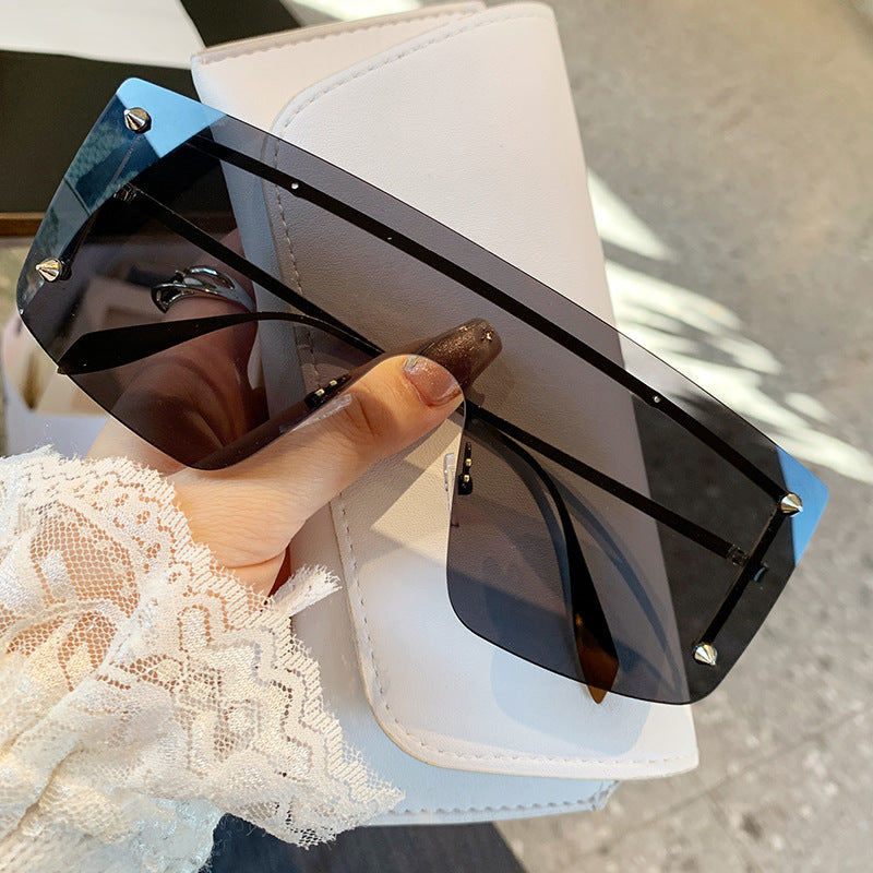 Dame oversized solbriller med moderne ramme og UV-beskyttelse Skanto