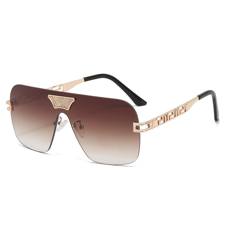 Dame moteriktig solbrille i futuristisk stil med fremragende ramme Skanto