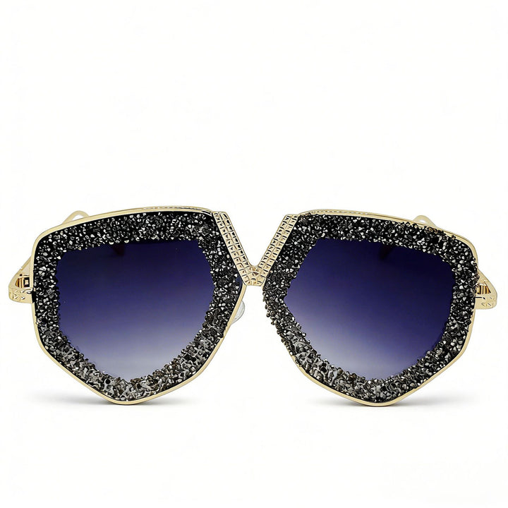 Dame moteriktig solbrille med glitrende ramme og elegant form Skanto