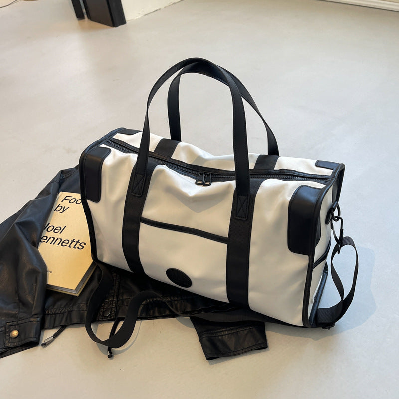 Sporty fritid duffel bag med slitesterkt materiale og justerbar skulderreim Skanto