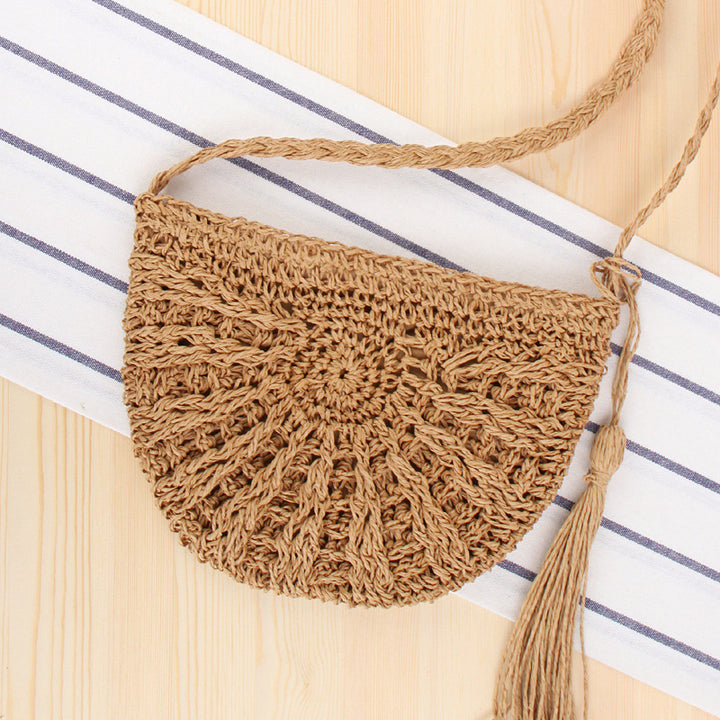 Macrame shoulder bag in a crescent moon design Skanto