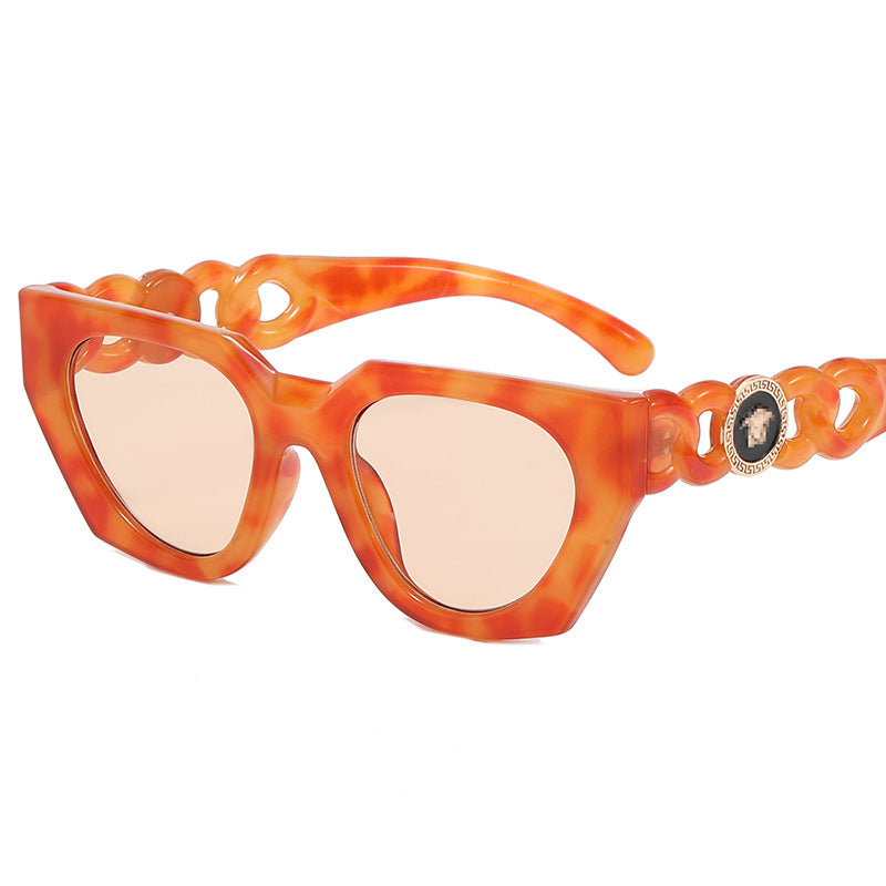 Dame moteriktig solbrille med ekstravagant design og luksuriøse detaljer Skanto