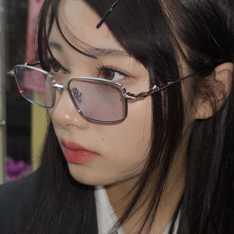Dame moteriktig kvadratisk solbrille i unikt design Skanto