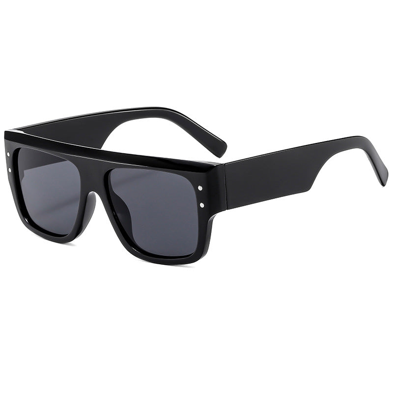Dame moteriktig solbrille med rektangulært ramme og polarisert glass Skanto
