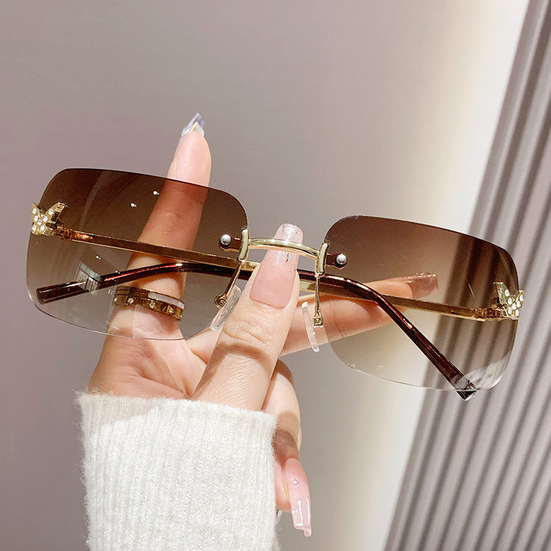 Dame elegant oversized solbriller med vevd gullramme Skanto