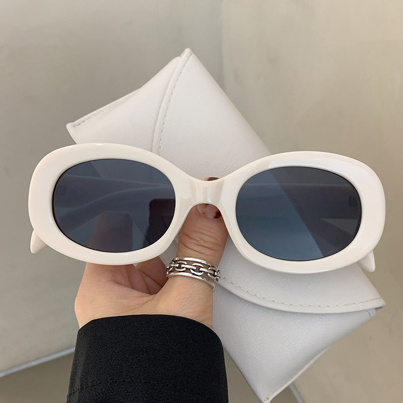Dame moteriktig solbrille i elegant ovalt design med robust ramme Skanto