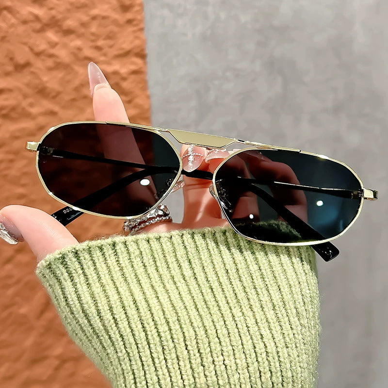 Dame moteriktig solbrille i elegant polygon-design Skanto