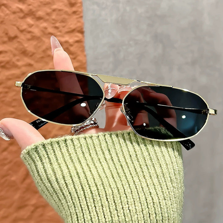 Dame moteriktig solbrille i elegant polygon-design Skanto