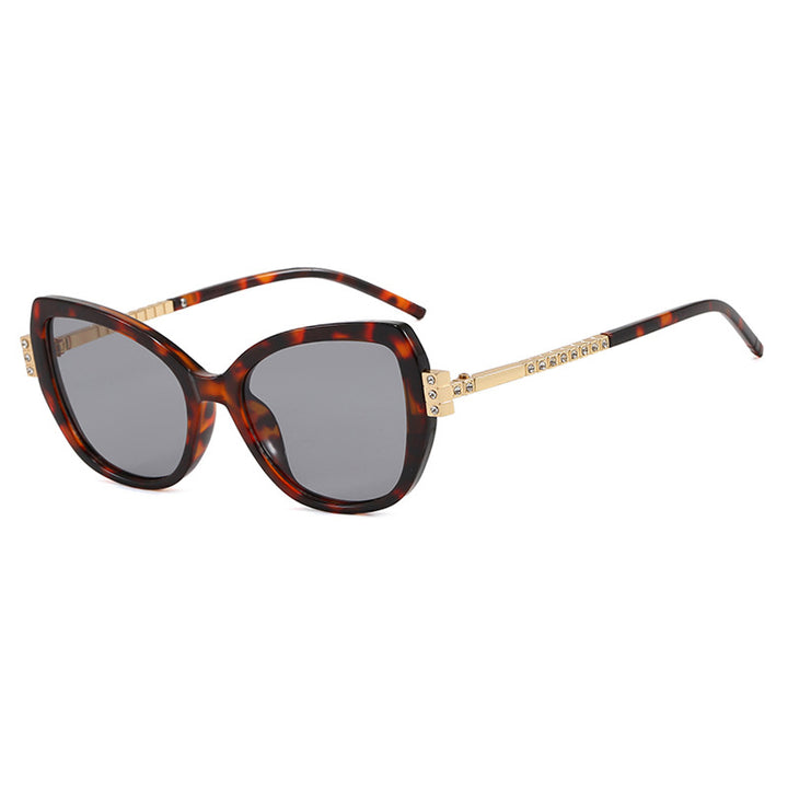 Dame oversized solbrille med beskyttende UV-filter og elegante aksenter Skanto