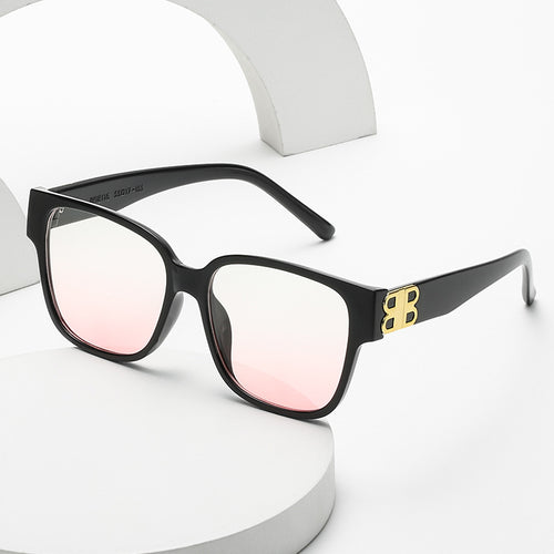 Dame fashionable firkantet solbrille med elegant logo Skanto