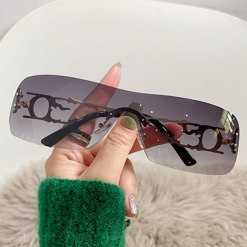 Dame moteriktig solbrille med innovativt design Skanto