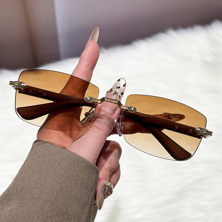 Dame ekstravagant moteriktig solbrille med innovativ ramme Skanto