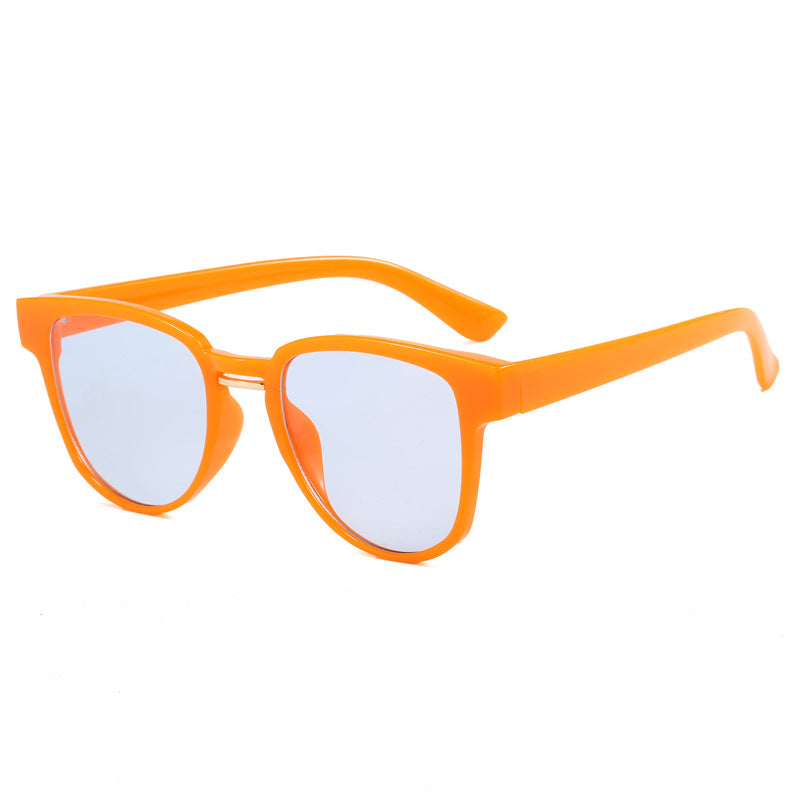 Dame solbrille i moteriktig cat-eye stil Skanto
