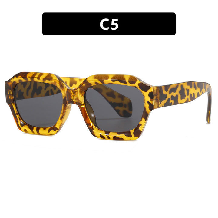 Dame moteriktig solbrille i innovativ design Skanto