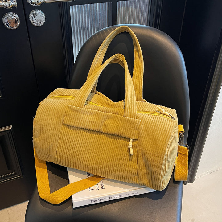 Sporty reiseveske laget av fuzzy cord-materiale med justerbar skulderrem Skanto