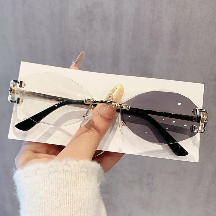 Dame futuristisk solbrille med iøynefallende heksagonalramme og høykvalitets glitrende aksenter Skanto