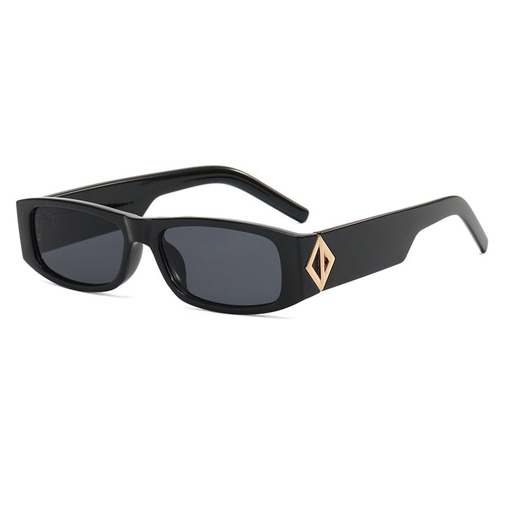 Damer moteriktig rektangulær solbrille med stilfull metallapplikasjon Skanto