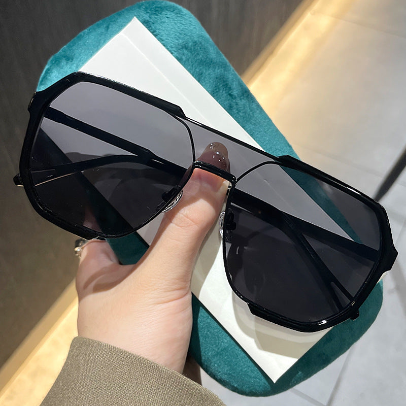 Dame geometrisk solbrille med spesiell ramme og UV-beskyttelse Skanto