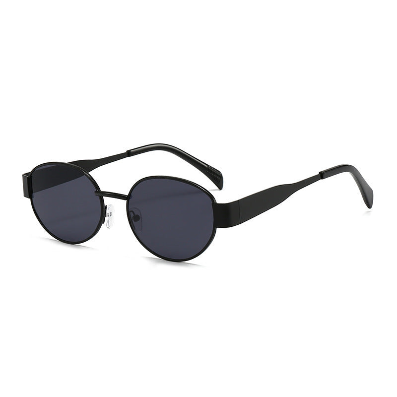 Dame moteriktig solbrille med elegant metallramme Skanto
