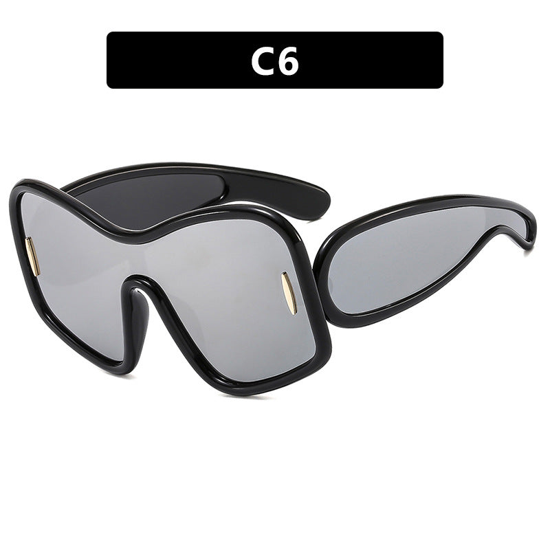 Dame futuristisk solbrille med ekstra bred design og beskyttende UV-filter Skanto