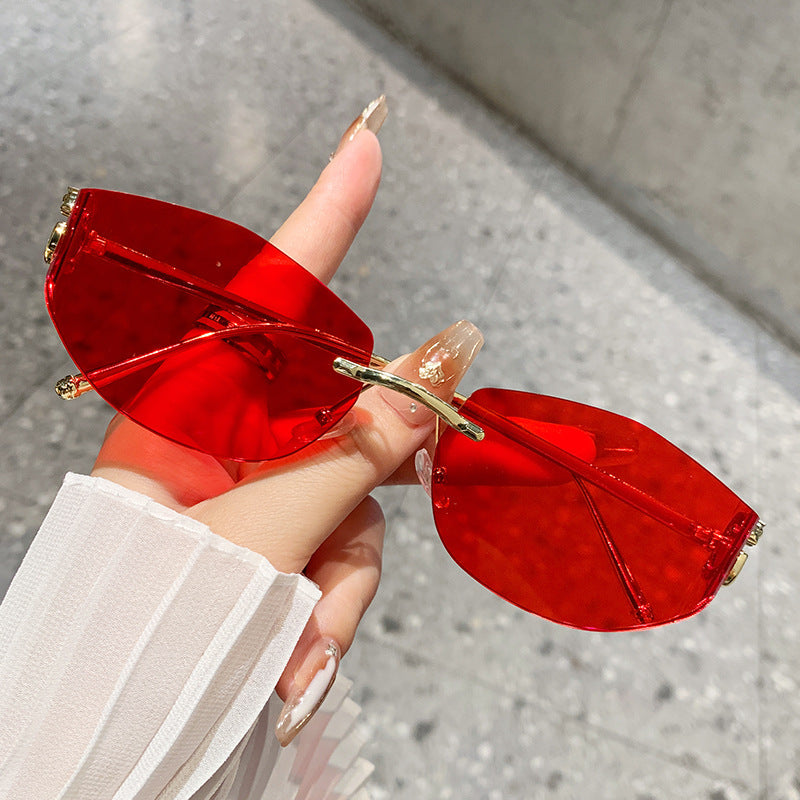 Dame moteriktig solbrille med innovativt sjakkert design Skanto