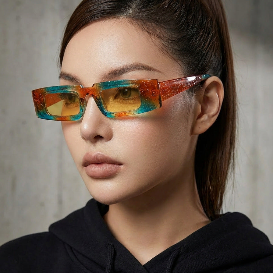 Dame moteriktig geometrisk solbrille med gjennomsiktig ramme og polariserte glass Skanto
