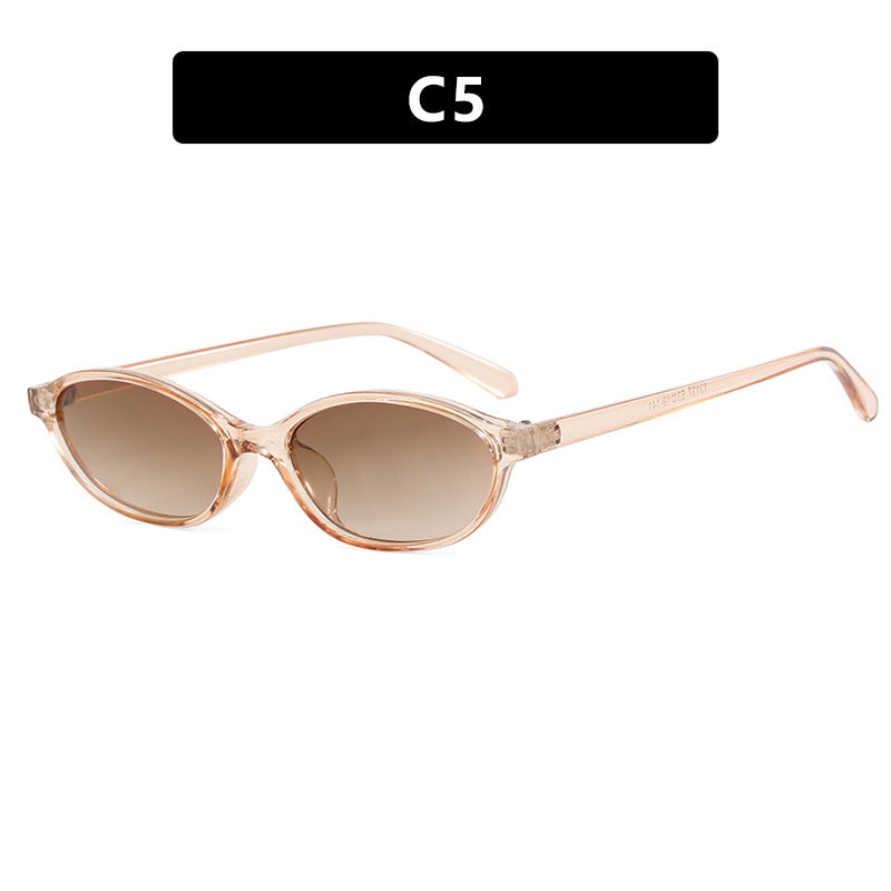 Dame moteriktig solbrille med elegant oval ramme og UV-beskyttelse Skanto