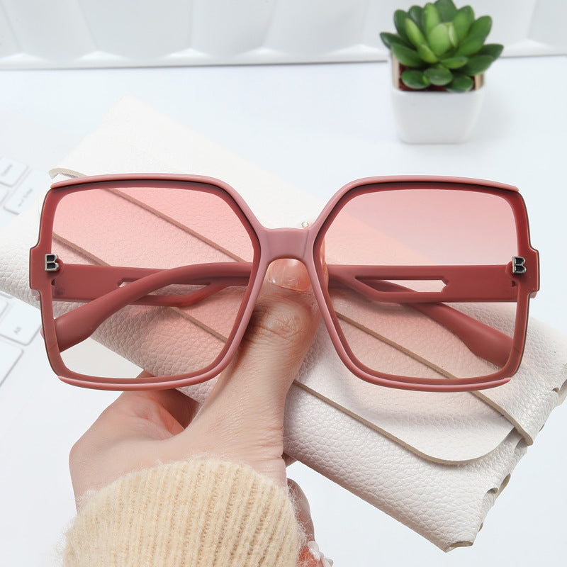 Dame moteriktig oversized solbrille med ekstravagante aksenter Skanto