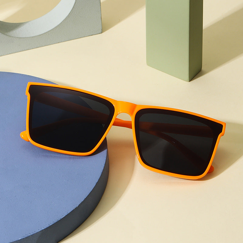 Dame moteriktig solbrille laget av robust, UV-beskyttet plast Skanto