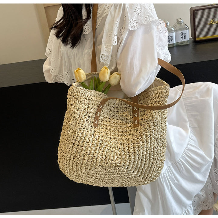 Flettet strandveske med elegante detaljer i skinn Skanto