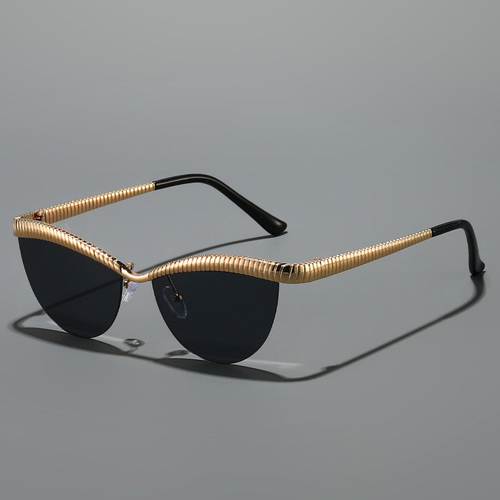 Dame Designer solbrille med unikt, bølget ramme Skanto