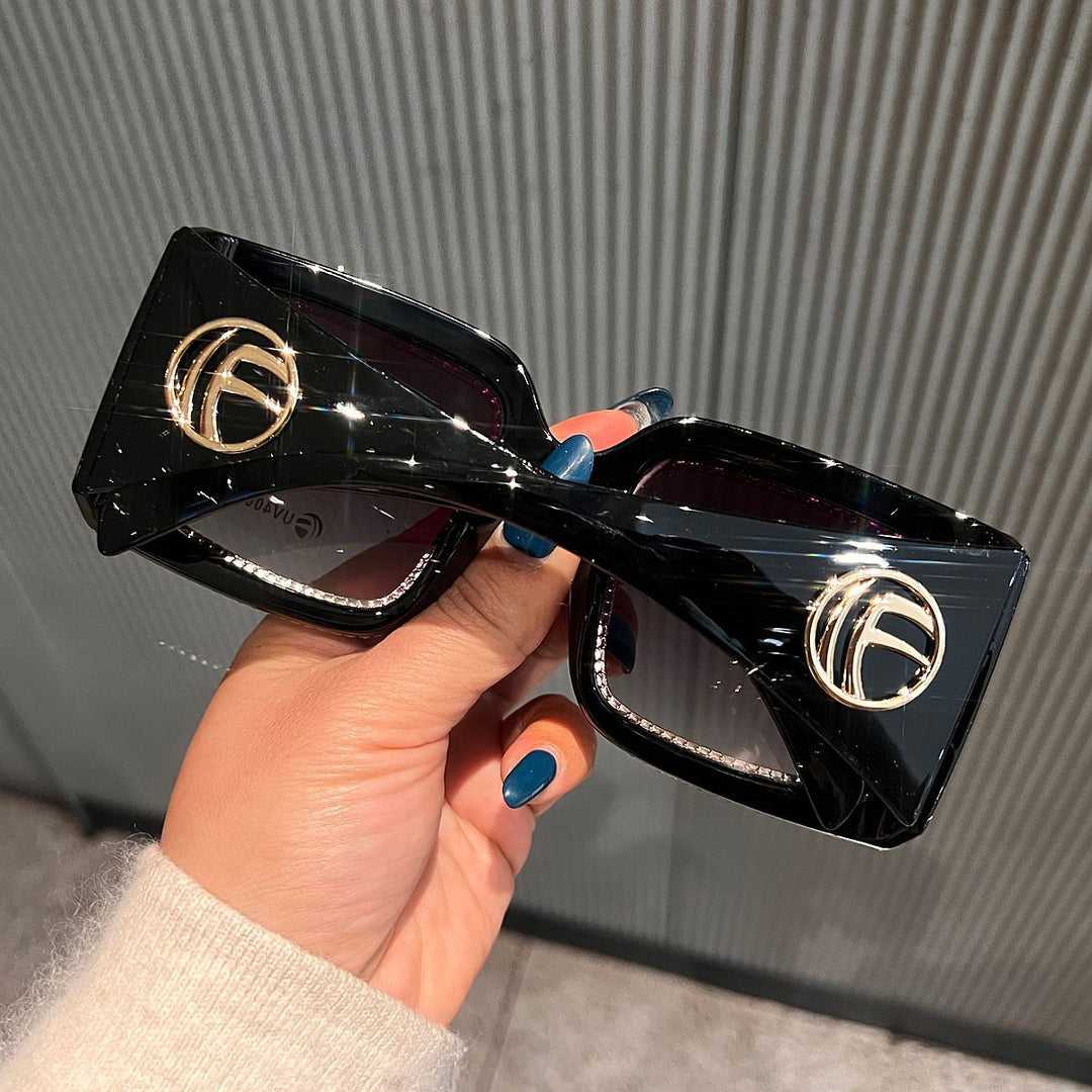 Dame solbrille med strassdekorert ramme Skanto