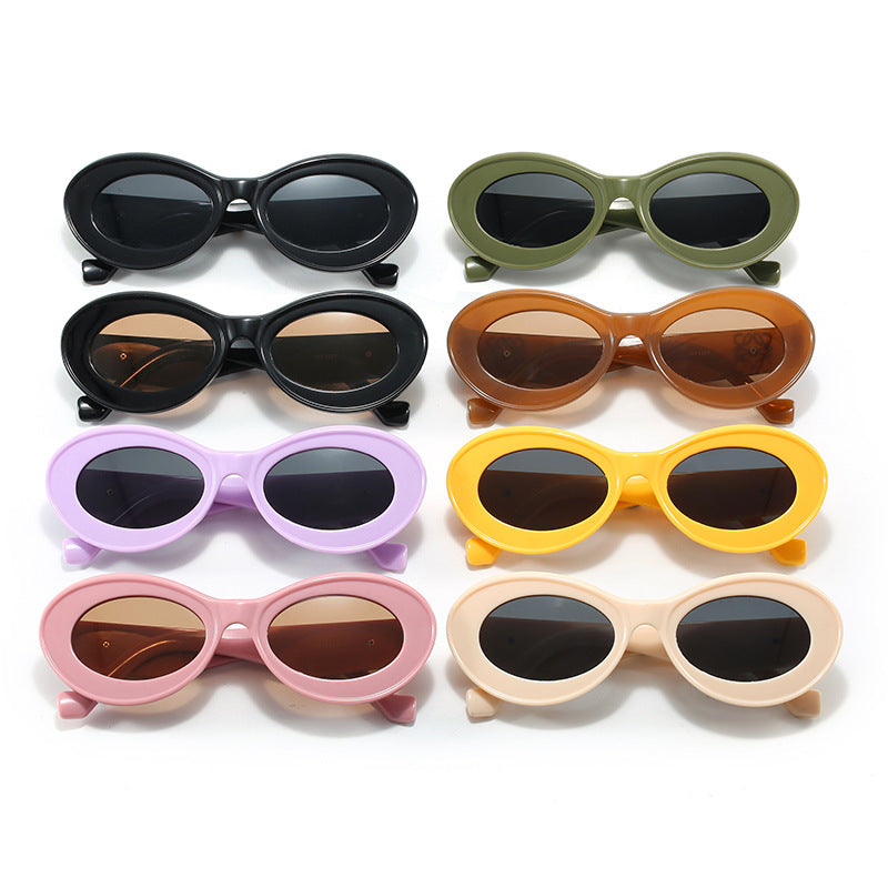 Dame moteriktig solbrille med oval ramme og gullapplikasjoner Skanto