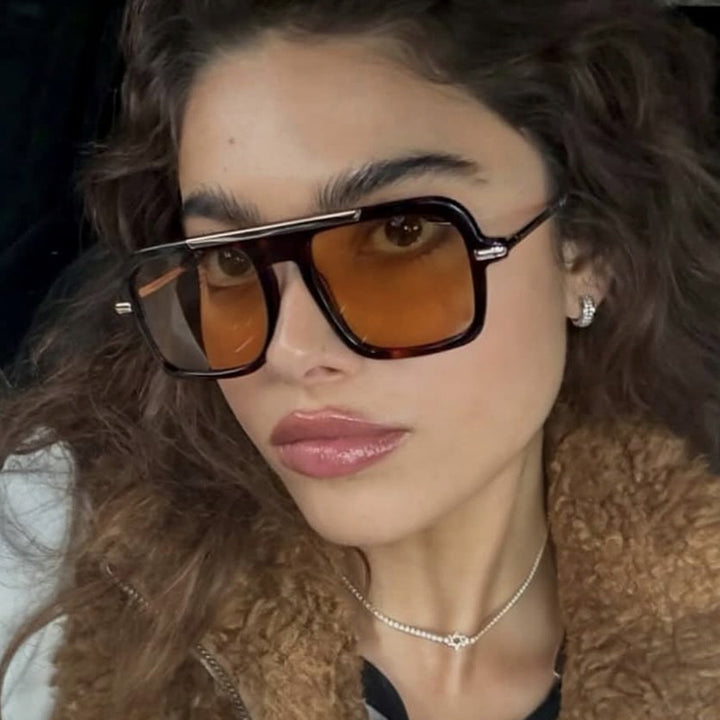 Dame kvadratisk solbrille med luksuriøs metallramme og robuste glass Skanto