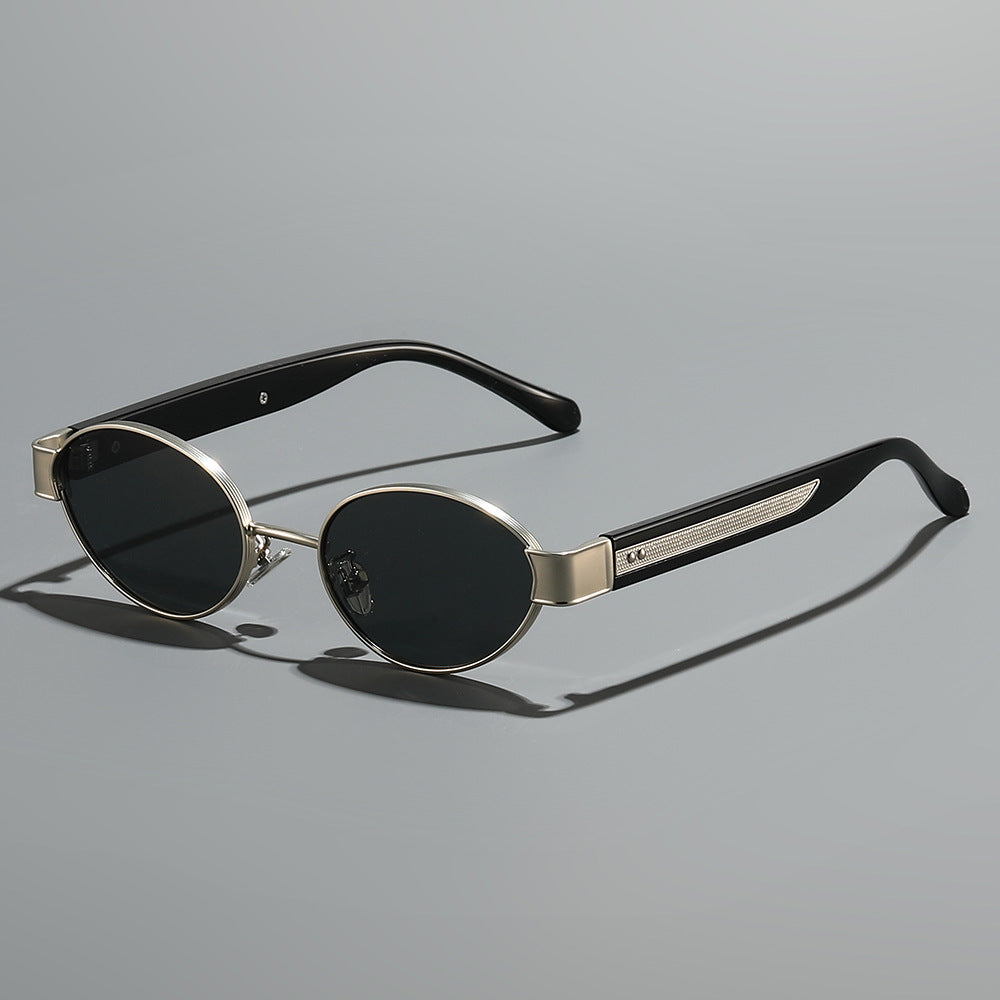 Dame solbrille i moderne, ovale ramme med harmonisk fargekombinasjon Skanto