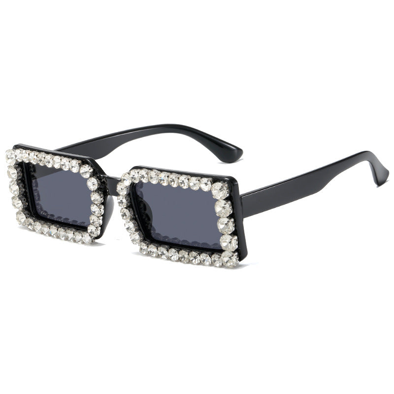 Dame moteriktig solbrille med glitrende rammedekorasjon Skanto