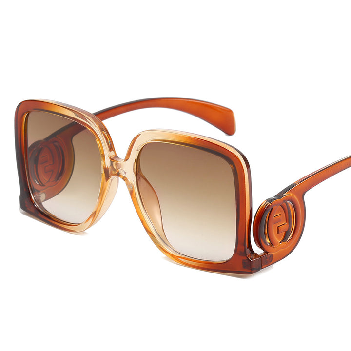 Dame solbrille i elegant kvadrat-design Skanto