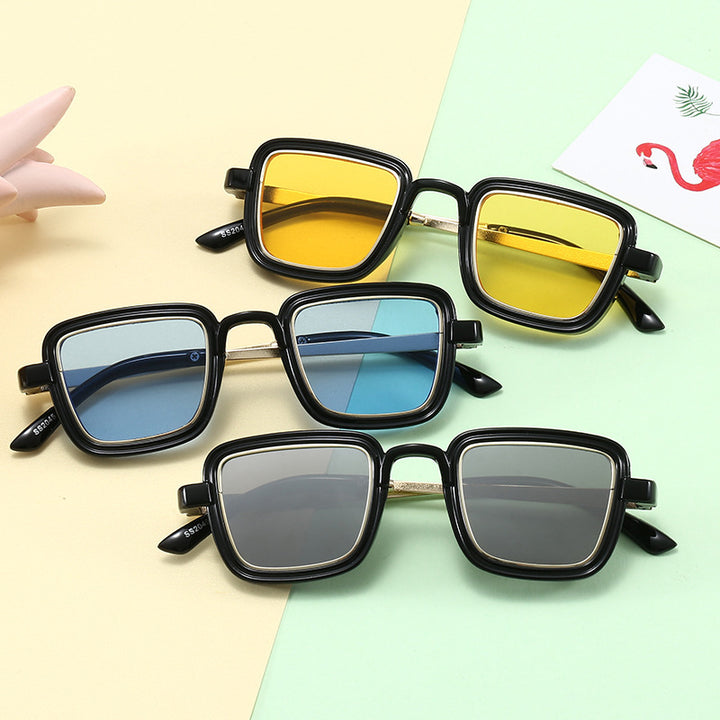 Dame firkantet solbrille med gjennomsiktig ramme og gyldne detaljer Skanto