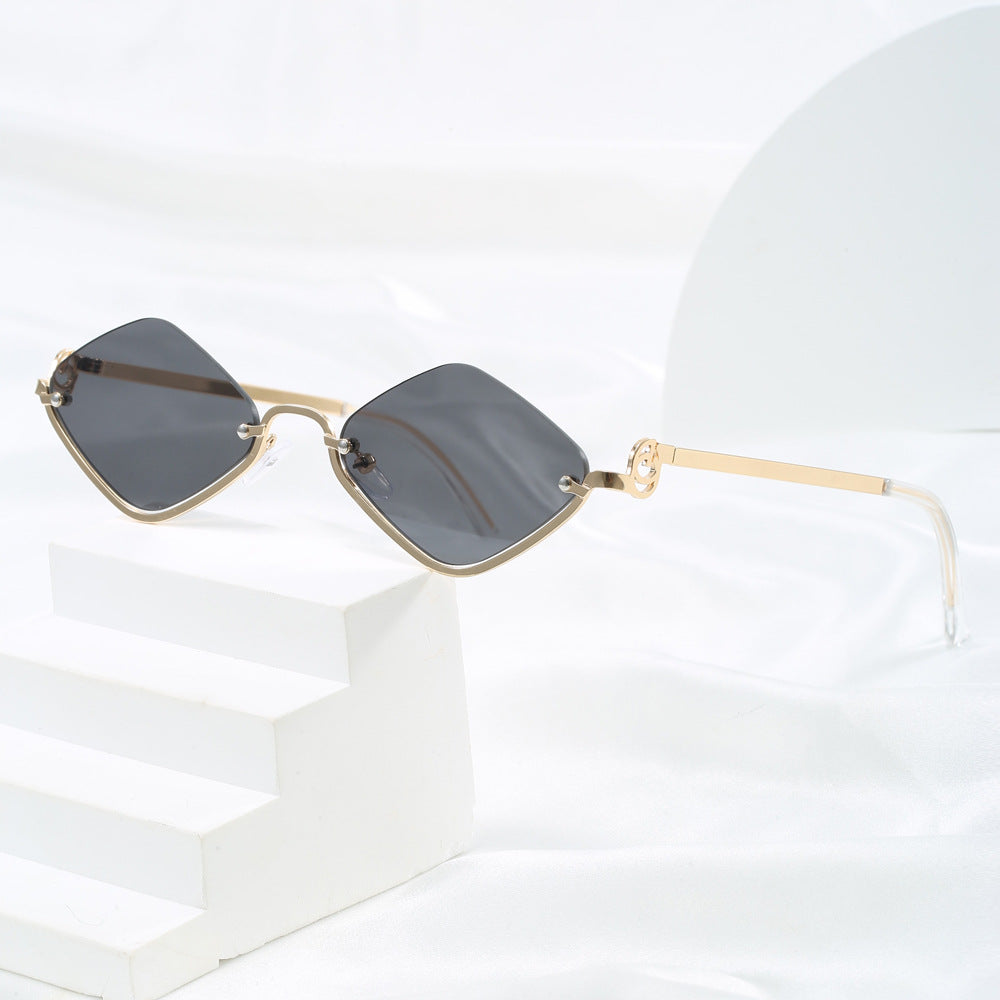 Dame mote kvadratisk solbrille med luksuriøs metallramme Skanto
