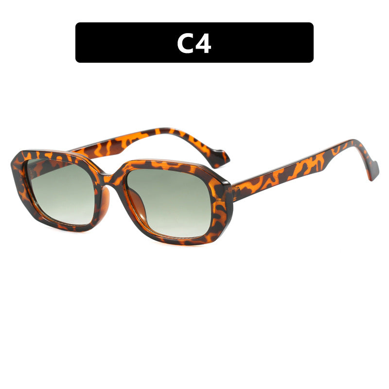 Dame moteriktig solbrille med elegant geometrisk design Skanto