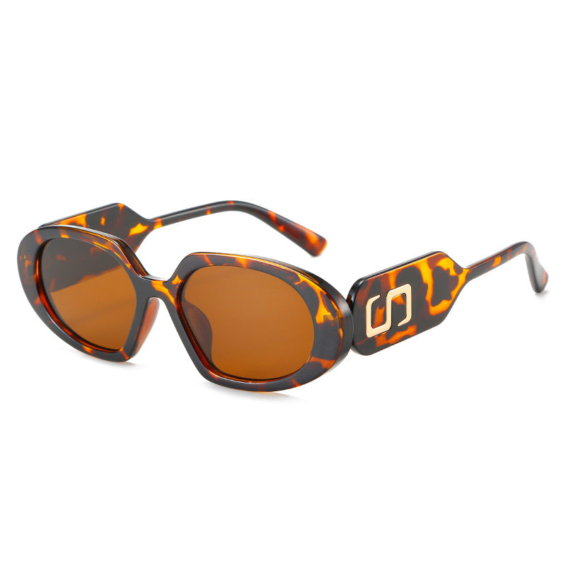 Dame moteriktig solbrille med unikt design og stilfull logo Skanto
