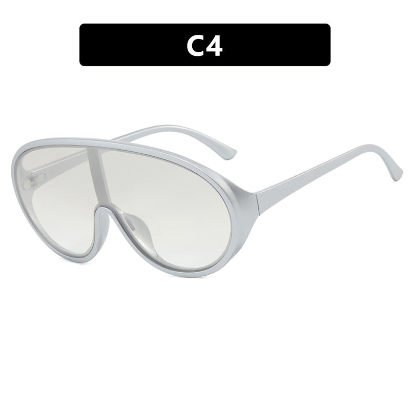 Dame futuristisk solbrille med store glass og ergonomisk ramme Skanto