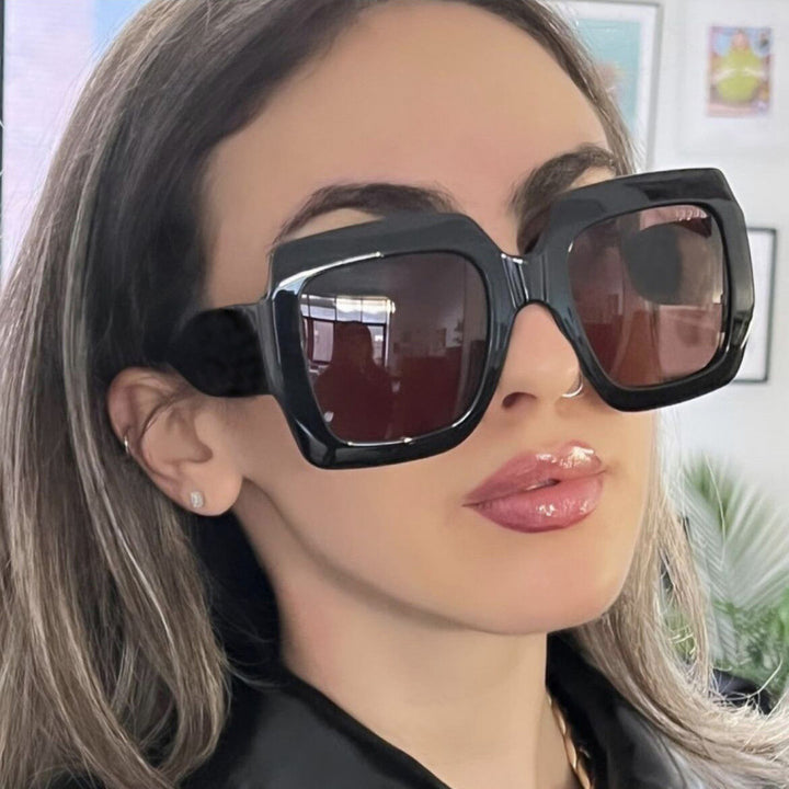 Dame oversized kvadratisk solbrille med markant skjoldpatt-design Skanto