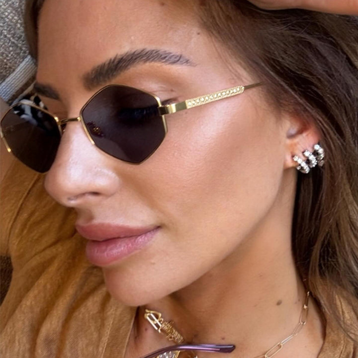 Dame hexagonal solbrille med elegante metallaksenter og UV-beskyttelse Skanto