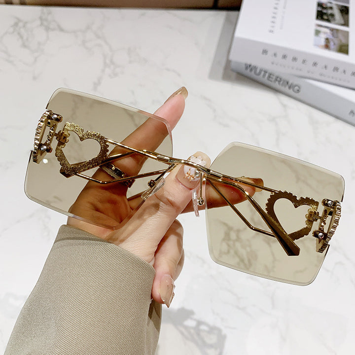 Dame moteriktig solbrille med trendy hjerte-design Skanto